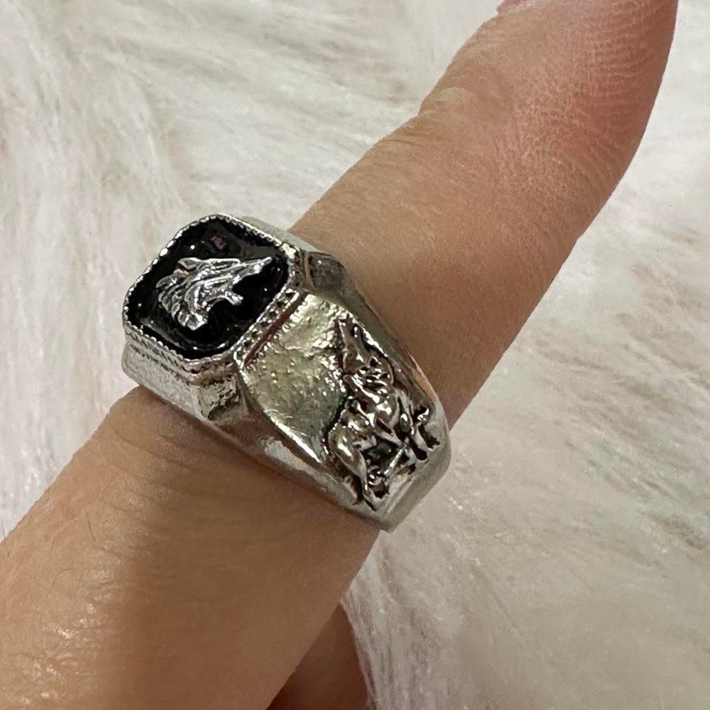 Silver Tone Black Enamel Howling Wolf Biker Signet Ring size 7